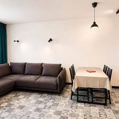 Park 1br W/free Parking & Heated Pool 瓦爾納