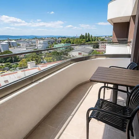 Park 1br W/free Parking & Heated Pool 瓦爾納